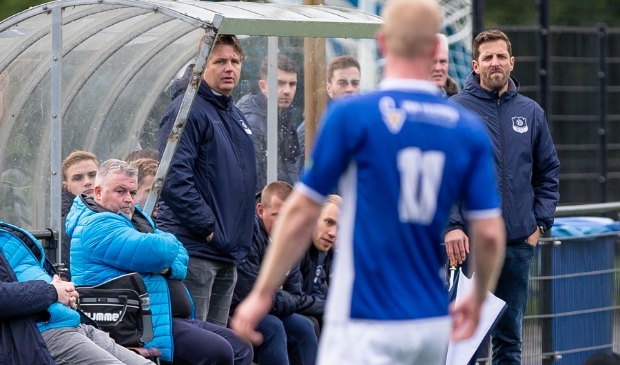 <p>Marcel van der Steege (m) was een van de initiatiefnemers van het regionaal toernooi van WVF en SVI met vier Kamper clubs.</p>