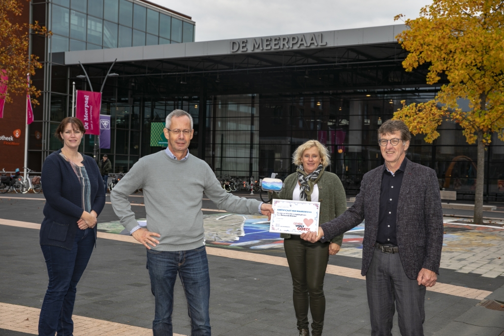 De overhandiging van de cheque door Rotaryclub Dronten.