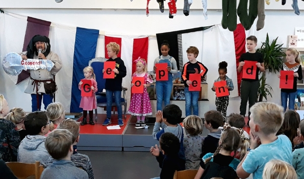 <p>Na ontcijfering code verklaart Ridder Dolf nieuwe schoolbibliotheek 'De Fontein' voor geopend.</p>