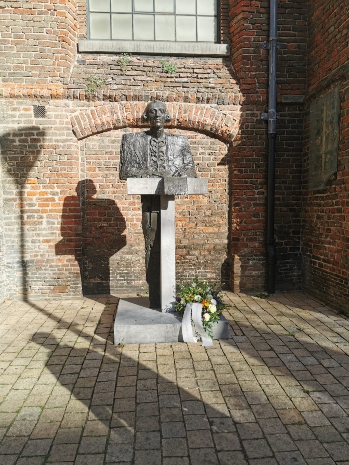Zwolse humanisten leggen bloemen neer ter nagedachtenis van Samuel Paty