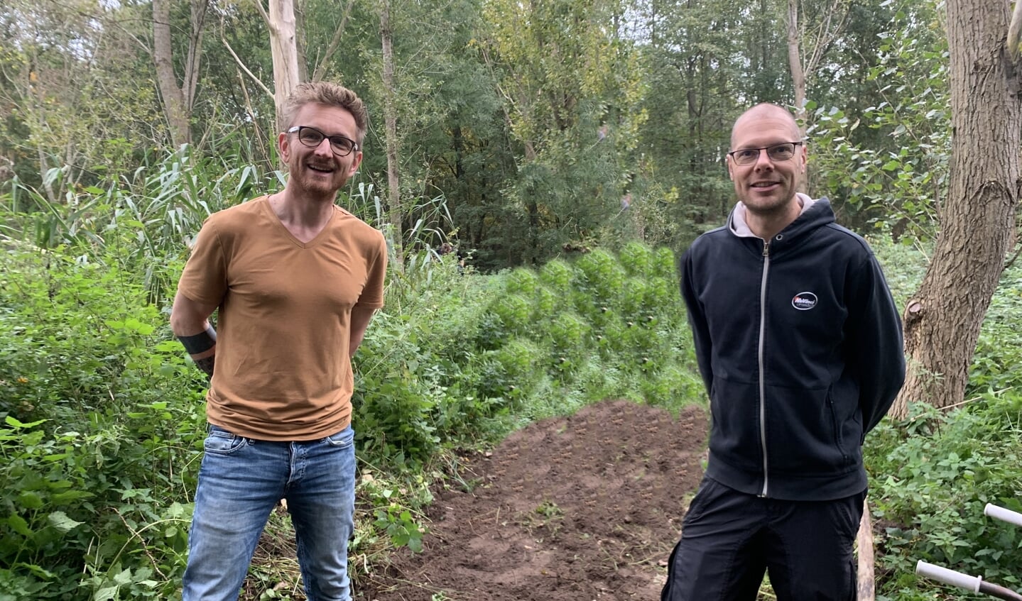 Oprichters Berno ter Wal en Bart Bakker (in donkere kleding) in het Westerveldse bos