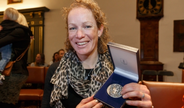 <p>Kirsten Wild in 2018 met de Erepenning van de gemeente Zwolle.</p>