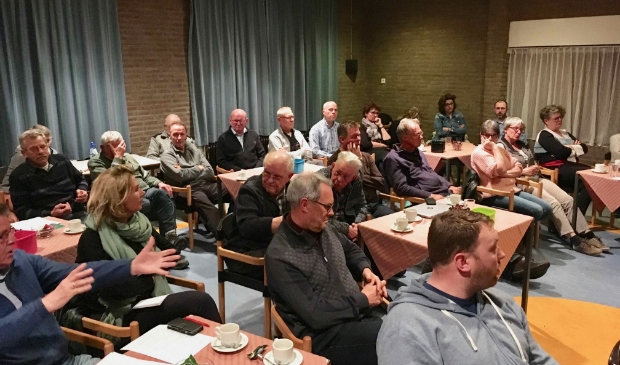 Archieffoto van een jaarvergadering van Dorpsbelangen Swifterbant.