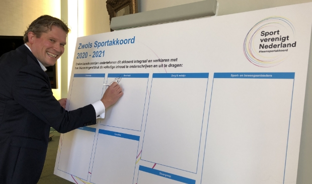 <p>Sportwethouder Rene de Heer ondertekent het Zwols Sportakkoord</p>