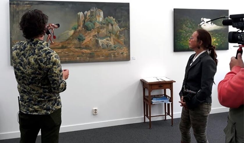 Wouter Berns in zijn galerie Tripmaker tijdens opnames van Kamper Nieuws