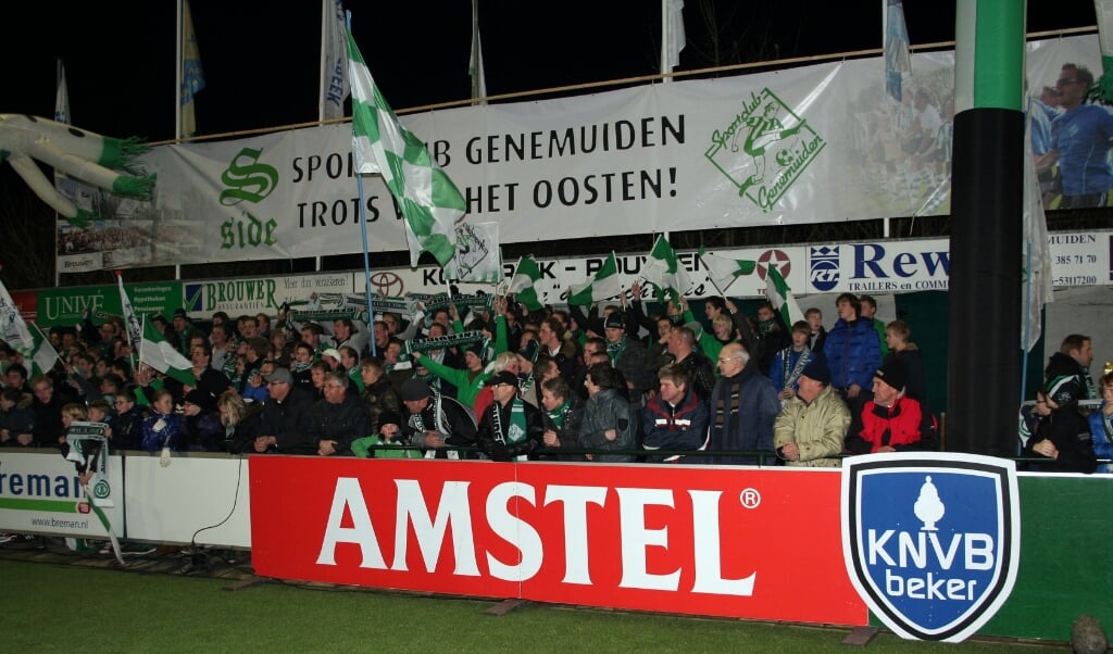 Een van de volgepakte tribunes bij het bekerduel tussen Sportclub Genemuiden en FC Groningen. 