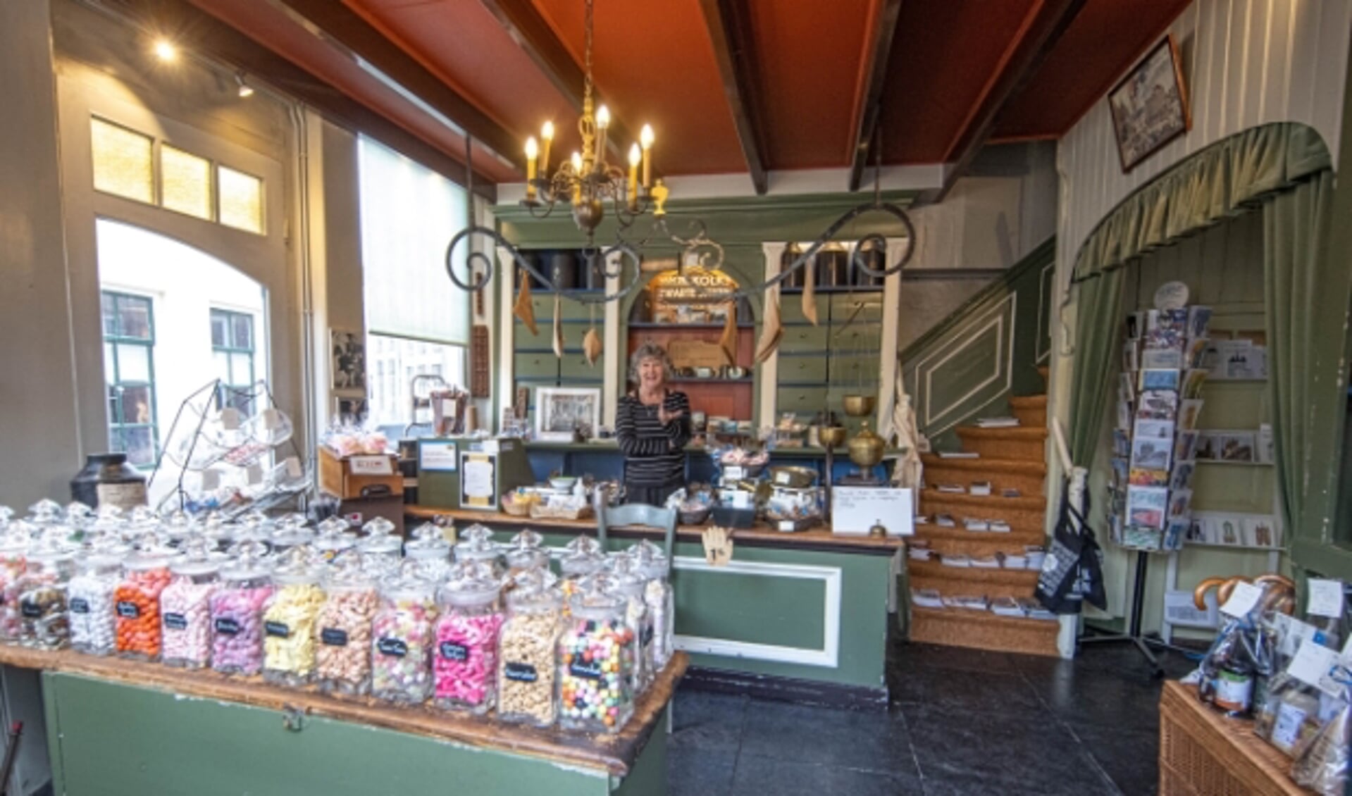 Potten vol snoepjes, maar het Balletjeshuis is meer. 'ik verkoop ook allerlei andere producten uit Zwolle', zegt Wies Dull. (Foto: Frans Paalman) 