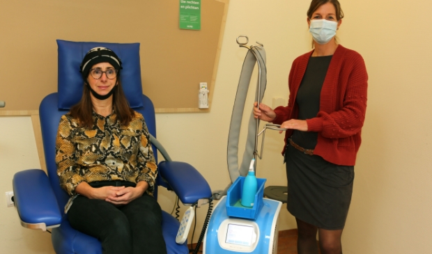<p>Pauline Koobs (r) en een collega demonstreren het apparaat.</p>