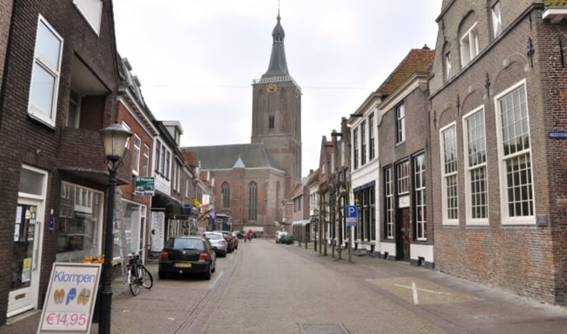 Een lege winkelstraat