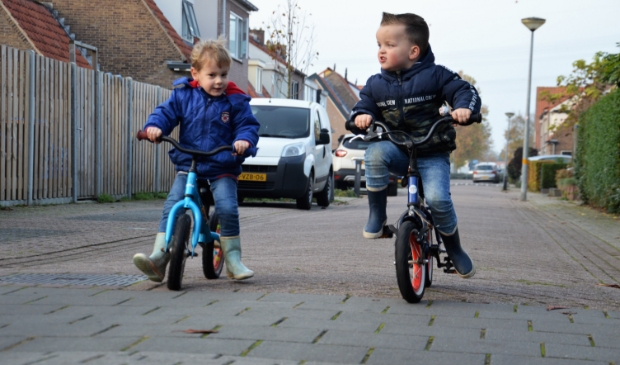 Jonathan en Jayden spelen graag buiten