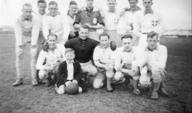 <p>Willem Lengton (links) met zijn 5e elftal van ZAC in het seizoen 1940-1941.</p>