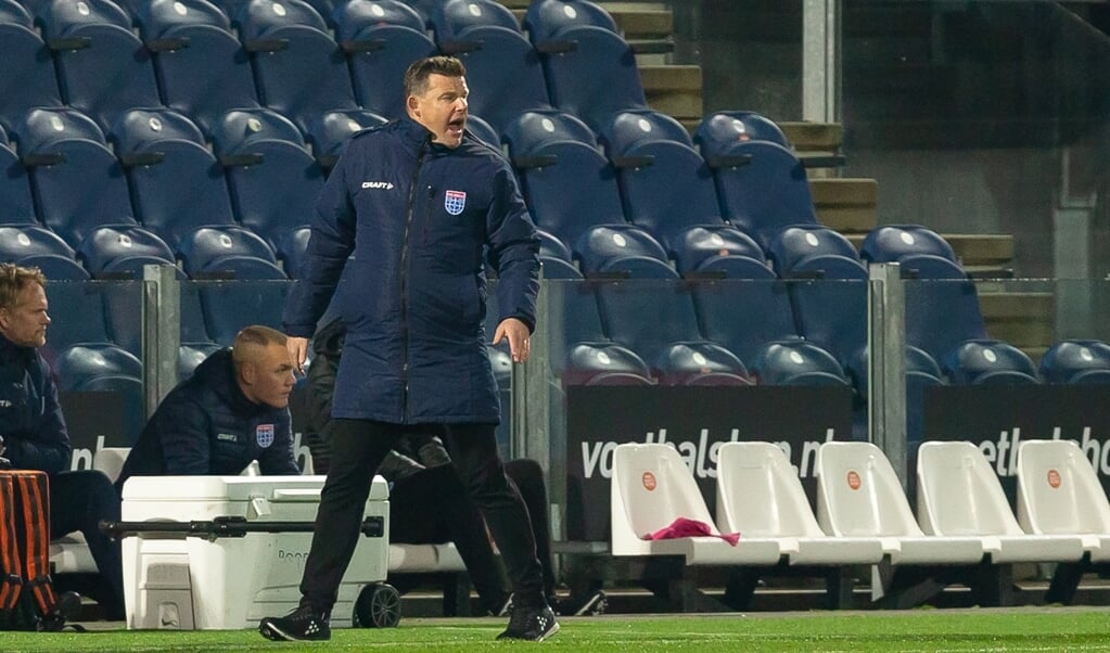 Trainer John Stegeman dit seizoen bij een thuiswedstrijd van PEC Zwolle in een leeg stadion.