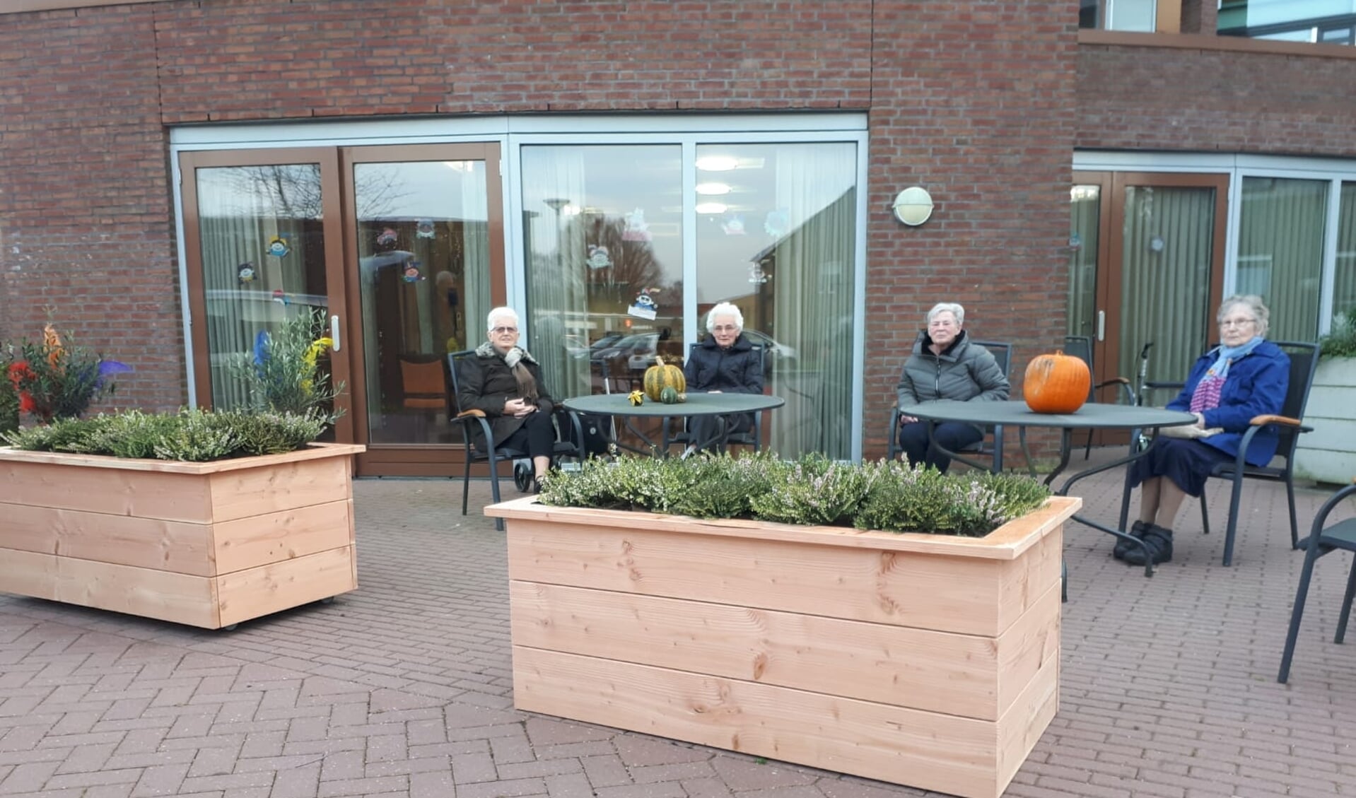 Bewoners genieten van de nieuwe plantenbakken