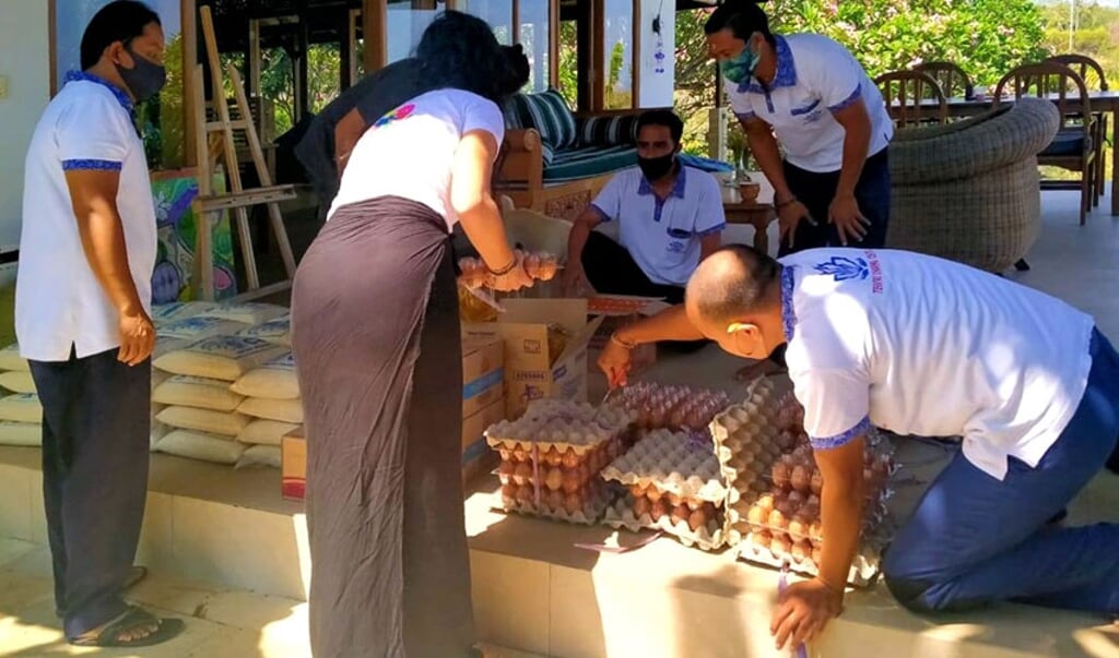 De voorbereidingen voor de eerste voedseluitdeling in Lovina, Bali