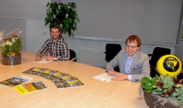 Sjoerd Kwakkel (l) en Arnoud van Guilik ondertekenen de nieuwe Stersponsorovereenkomst