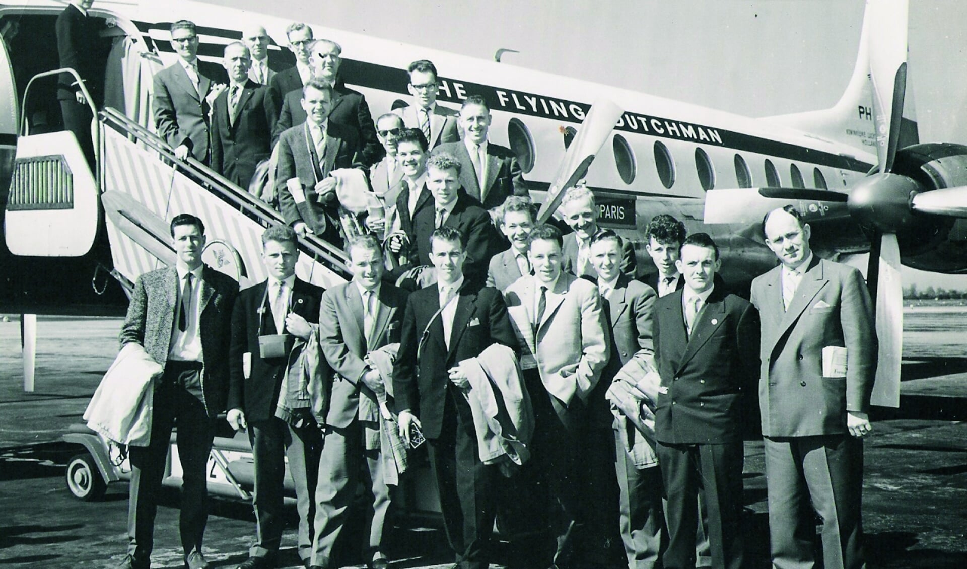 Henk van Dalfzen (vierde van rechts) met het Nederlands zaterdagelftal tijdens de trip naar Monaco.