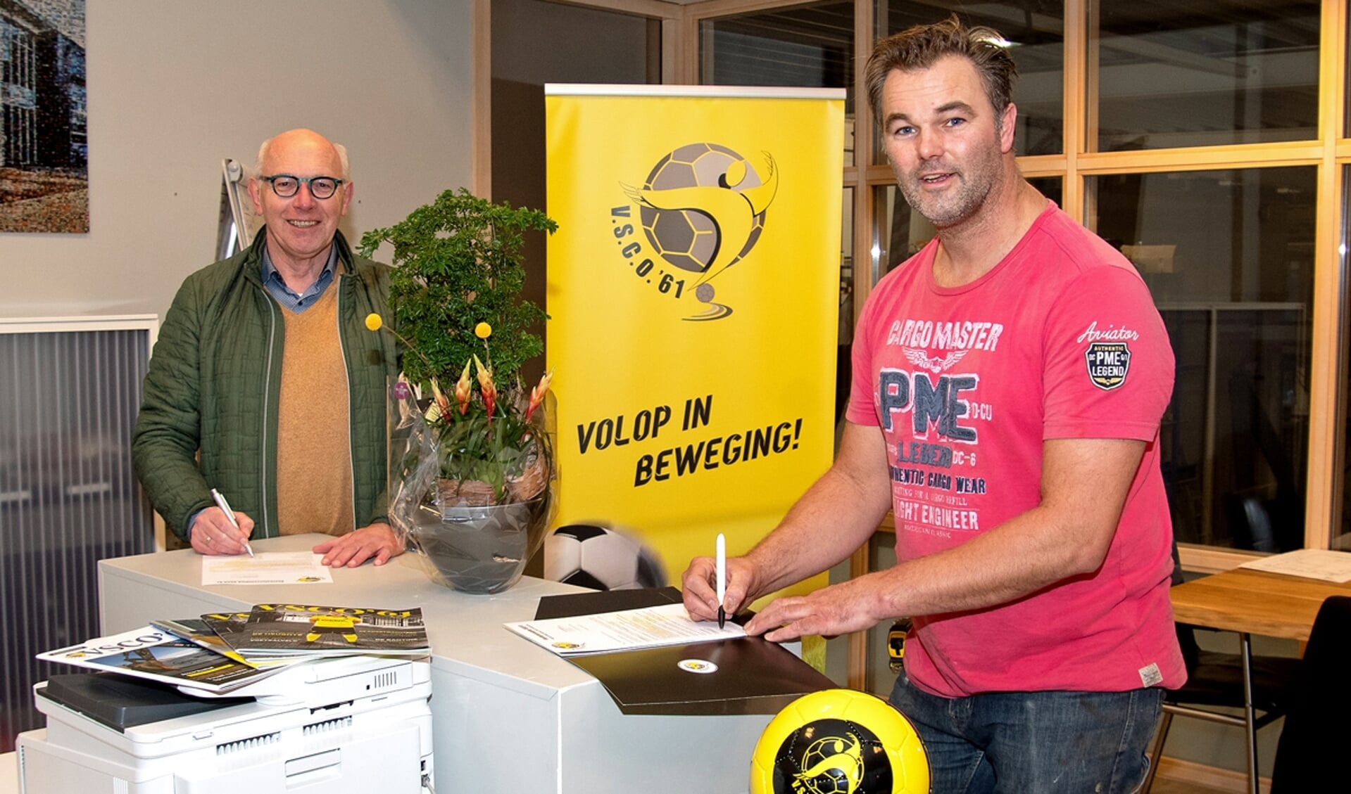 Lammert Vlieger (l) en Frank van den Dragt ondertekenen het verlengde wedstrijdsponsorcontract
