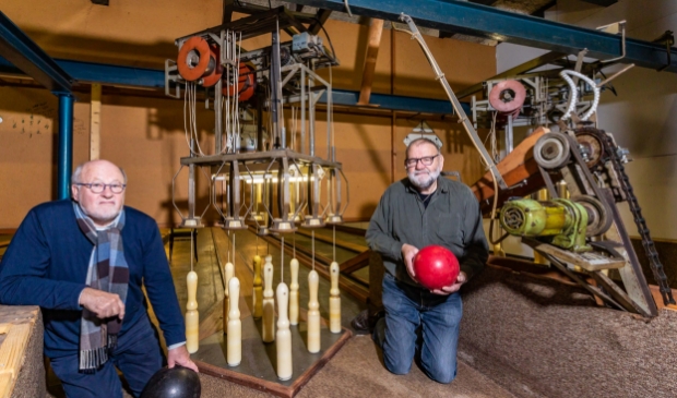 <p>Voorzitter Gert Bos (rechts) en secretaris Jaap Heetebrij van de Zwolsche Kegelbond (ZKB), achter de schermen bij de oude houten banen van het Kegelhuis. Deze zijn al jaren niet meer in gebruik. </p>