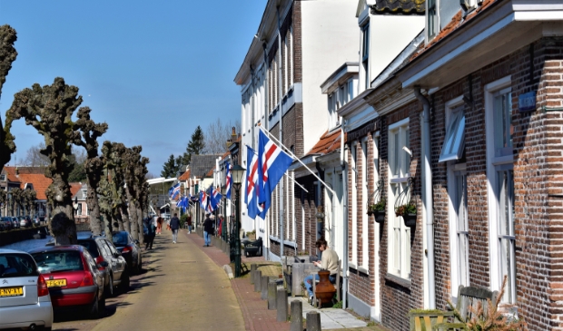 <p>In maart 2020 hing de Hasselter vlag aan veel huizen in de Hanzestad</p>
