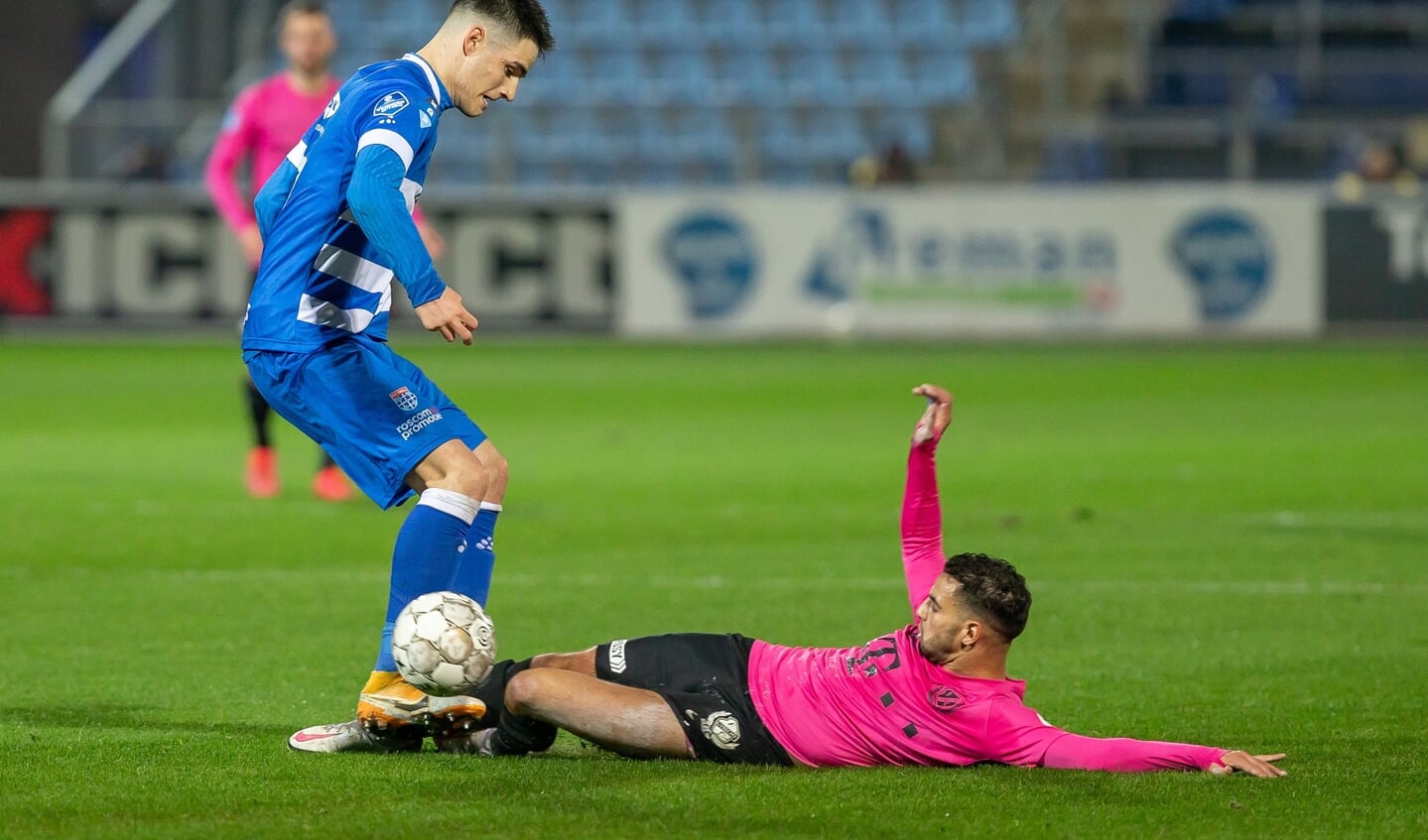 Spits Slobodan Tedic had het zwaar te verduren tegen FC Utrecht.