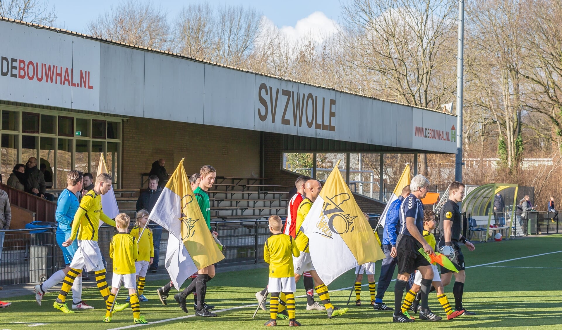 Het eerste elftal van SV Zwolle betreedt het veld voor een competitiewedstrijd. 