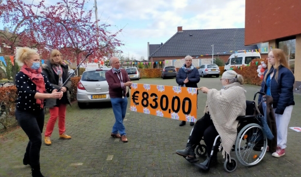 De cheque wordt overhandigd