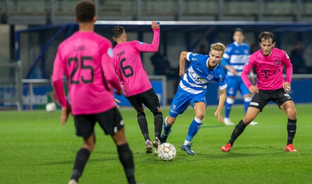 <p>Dean Huiberts in actie tegen FC Utrecht.</p>