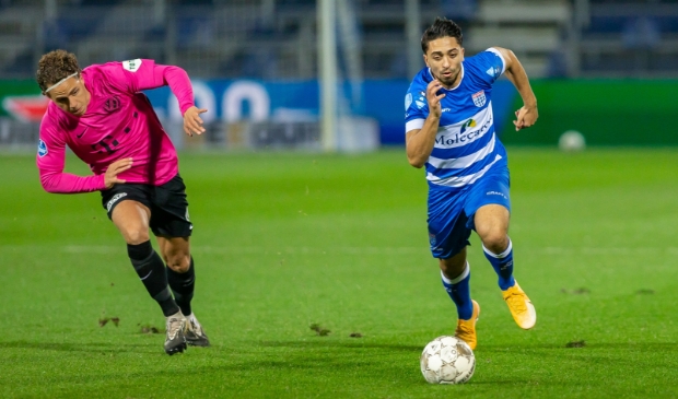 <p>PEC Zwolle - FC Utrecht. Immanual Pherai snelt langs Giovanni Troupee.</p>