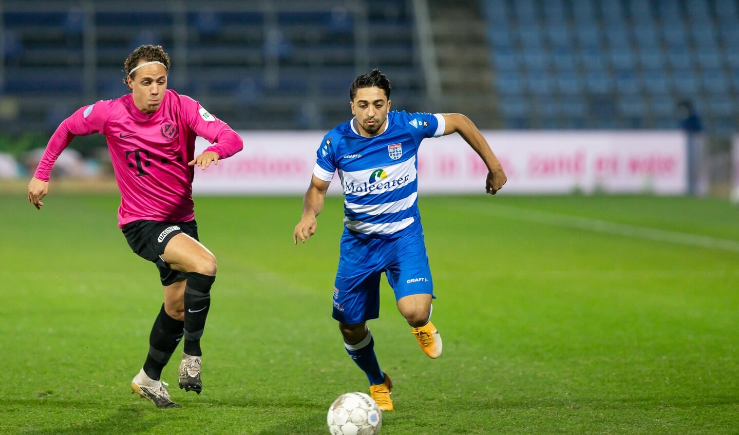 PEC Zwolle - FC Utrecht. Immanuel Pherai snelt langs Giovanni Troupee.