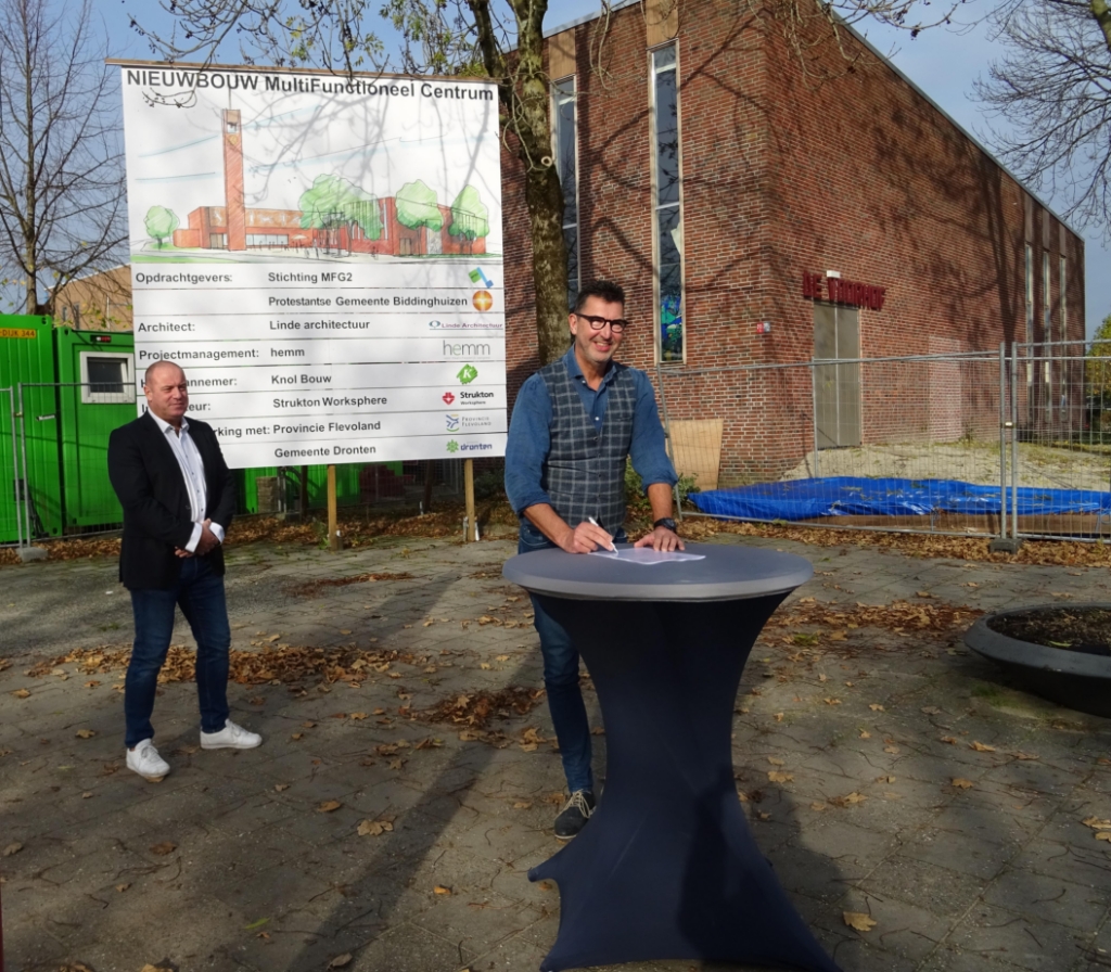 Erik Broekhuis en Henk Slump bij de ondertekening.
