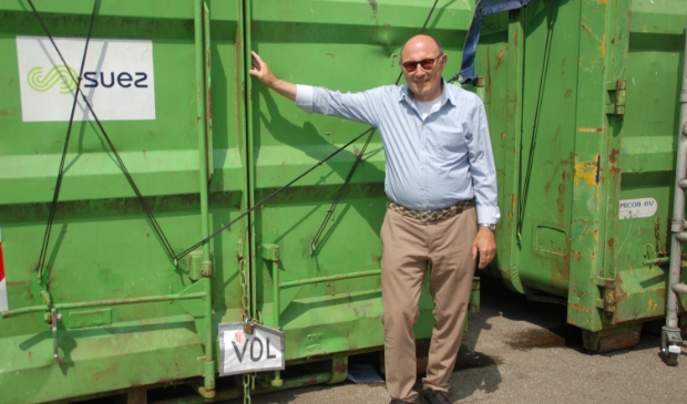 <p>Herman Wezenberg voor een volle container. </p>