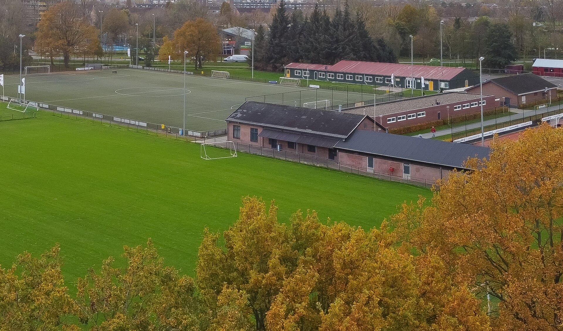 Het Hoge Laar. Vooraan het veld en het clubhuis van HFC Storica, linksachter dat van FC Ulu Spor.