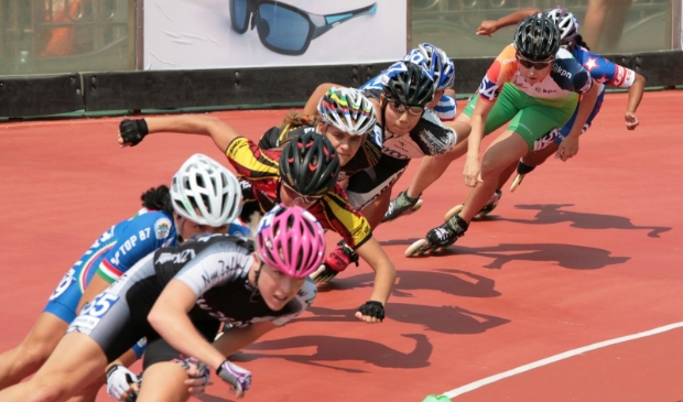 <p>Bianca Roosenboom (tweede van achteren) in actie op het WK 2010. </p>