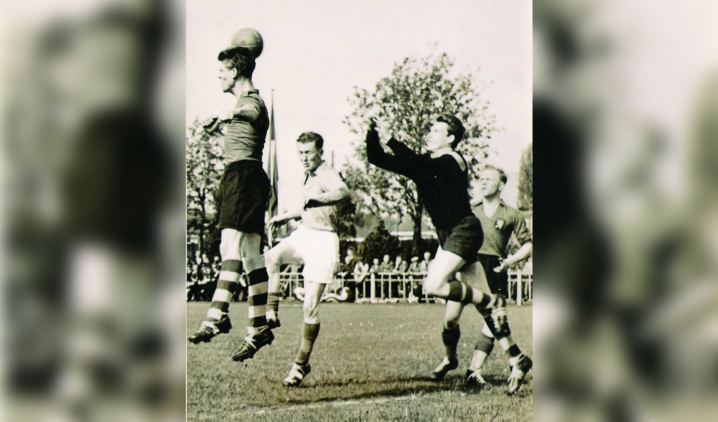 Een koppende Henk van Dalfzen in een duel van het Nederlands amateurelftal (zaterdagvoetbal) tegen België. 