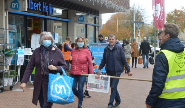 Abonnementenverkopers houden 1,5 meter afstand in winkelcentrum Suydersee.