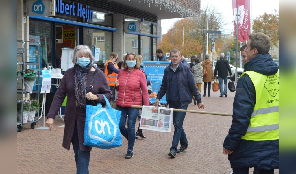 Abonnementenverkopers houden 1,5 meter afstand in winkelcentrum Suydersee.
