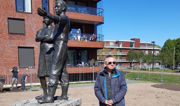 <p>Kunstenaar Kees Jansen bij het beeldje van De Polderpioniers.</p>