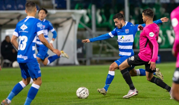 <p>Mustafa Saymak legt aan voor de 1-0, later genoteerd als eigen doelpunt van Django Warmerdam.</p>