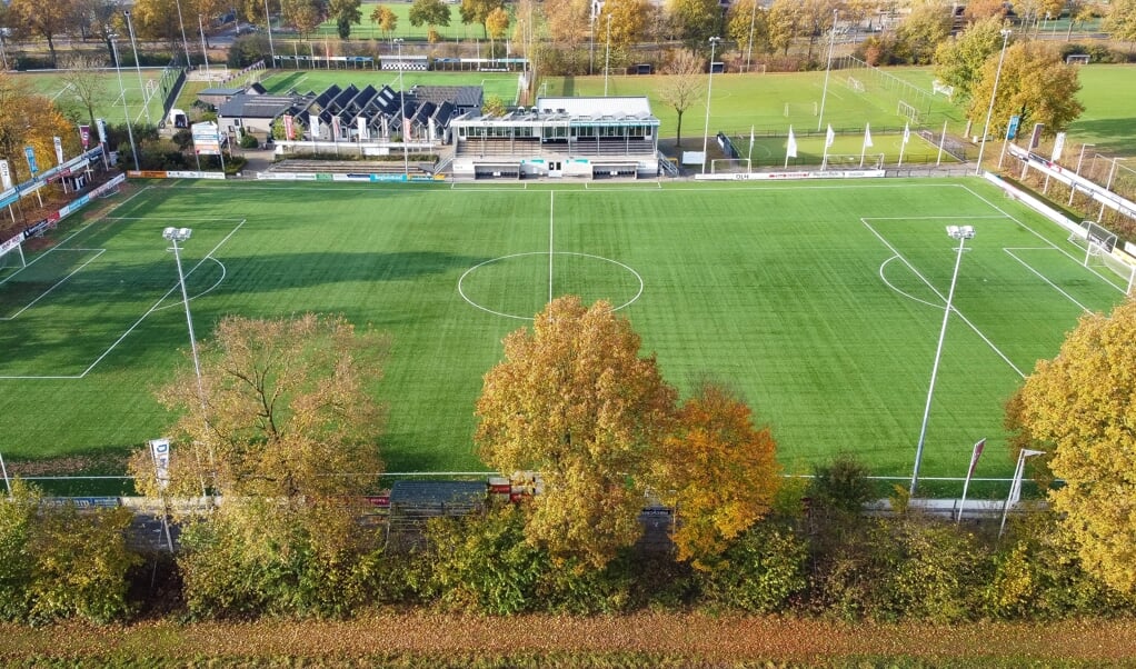 Het hoofdveld met de tribune en daarachter het clubhuis van voetbalvereniging Berkum.