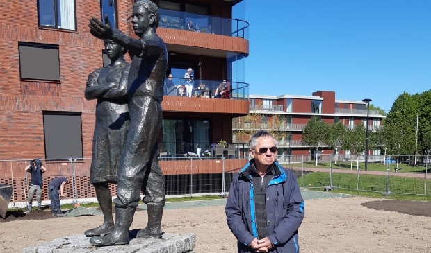 Kunstenaar Kees Jansen bij het beeldje van De Polderpioniers.
