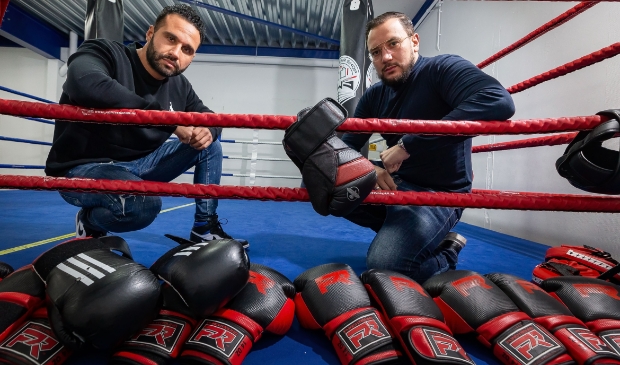 <p>Nawid Tahoeni (links) en Soufyan Assa van Pro Elite Kickboksen snakken naar een terugkeer in de wedstrijdring, maar zouden al blij zijn als ze weer mogen sparren.</p>