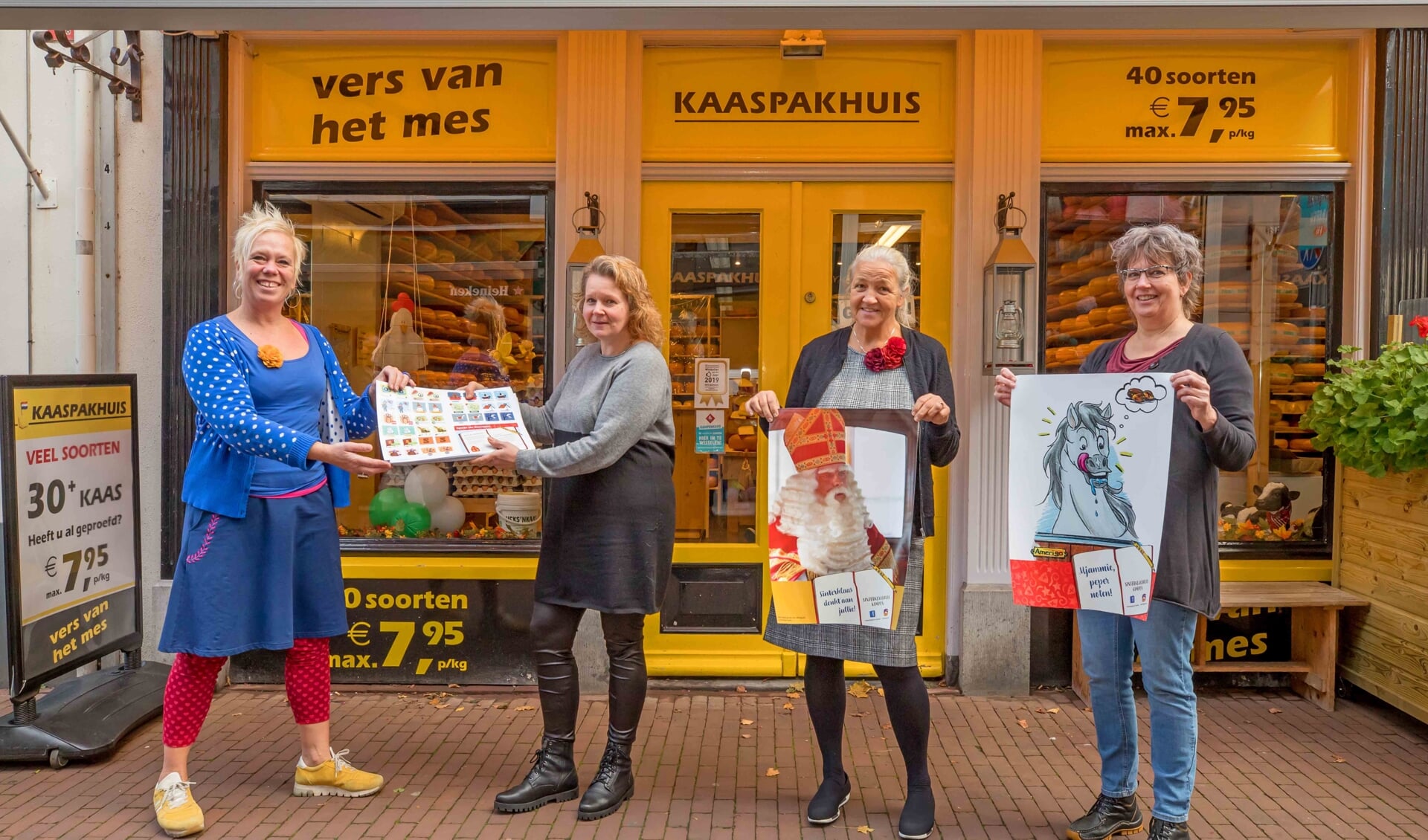 De vertegenwoordigers van het Sinterklaashuis Kampen overhandigen de Sinterklaas memoriespellen.