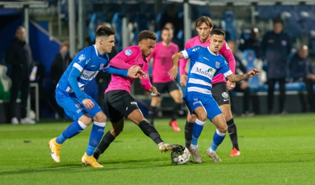<p>Slobodan Tedic (links) en Eliano Reijnders dit seizoen in actie voor PEC Zwolle. Tedic kwam tegen Excelsior na 67 minuten in het veld voor Reijnders. </p>