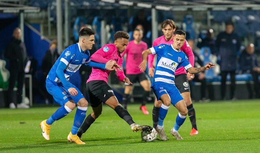 Slobodan Tedic (links) en Eliano Reijnders dit seizoen in actie voor PEC Zwolle. Tedic kwam tegen Excelsior na 67 minuten in het veld voor Reijnders. 