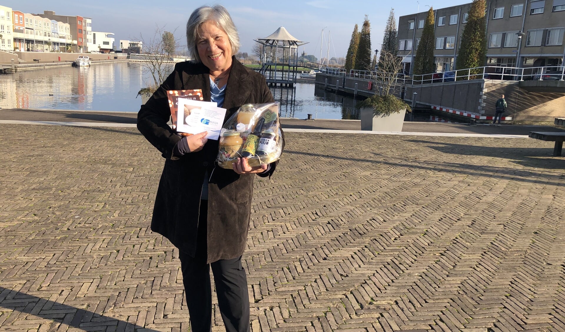 Winnie Prins met het pakket dat bij de mantelzorgers in Zeewolde is afgeleverd als dank voor hun inzet. 
