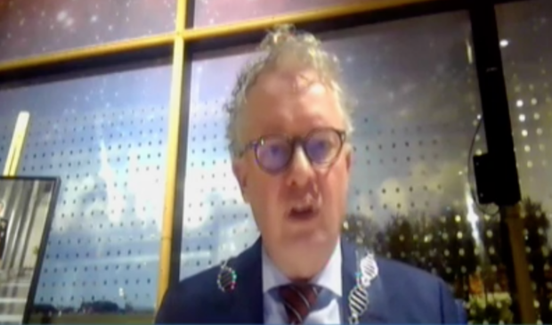 Burgemeester Jean Paul Gebben tijdens de digitale raadsvergadering.