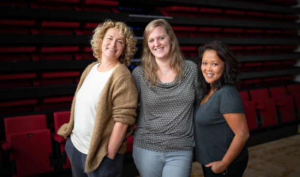 Bijgaande Foto: vl.n.r. Germa Scholten, Emma Quilligan (zakelijk leider) , Marjan Hommes.