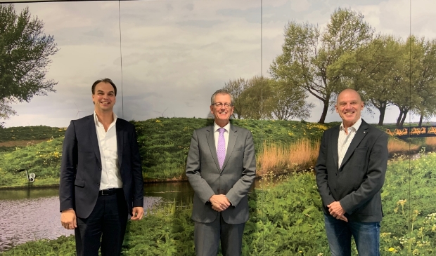 <p><em>v.l.n.r.: Karel Hamstra, burgemeester Gerrit Jan Gorter, Rob van Nunspeet</em></p>