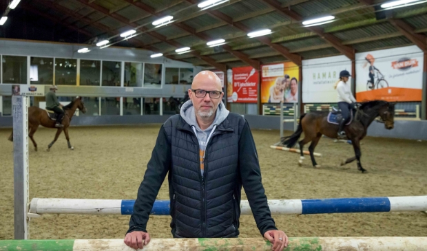 <p>Voorzitter Van Dijk van Stichting HCK in de manege aan de Zwartendijk.</p>