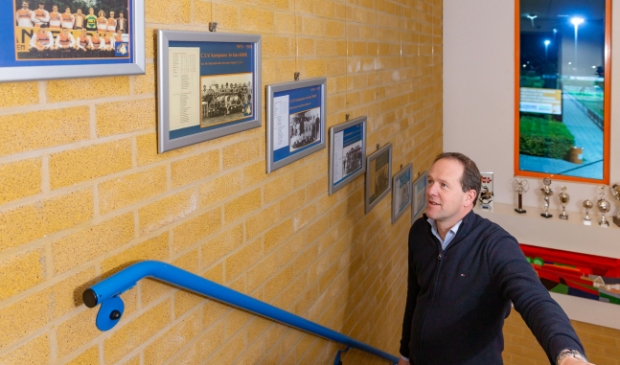 <p>Interim-voorzitter Martijn Hakstege tussen de historische foto's en 'prijzenkast' van CSV '28.</p>